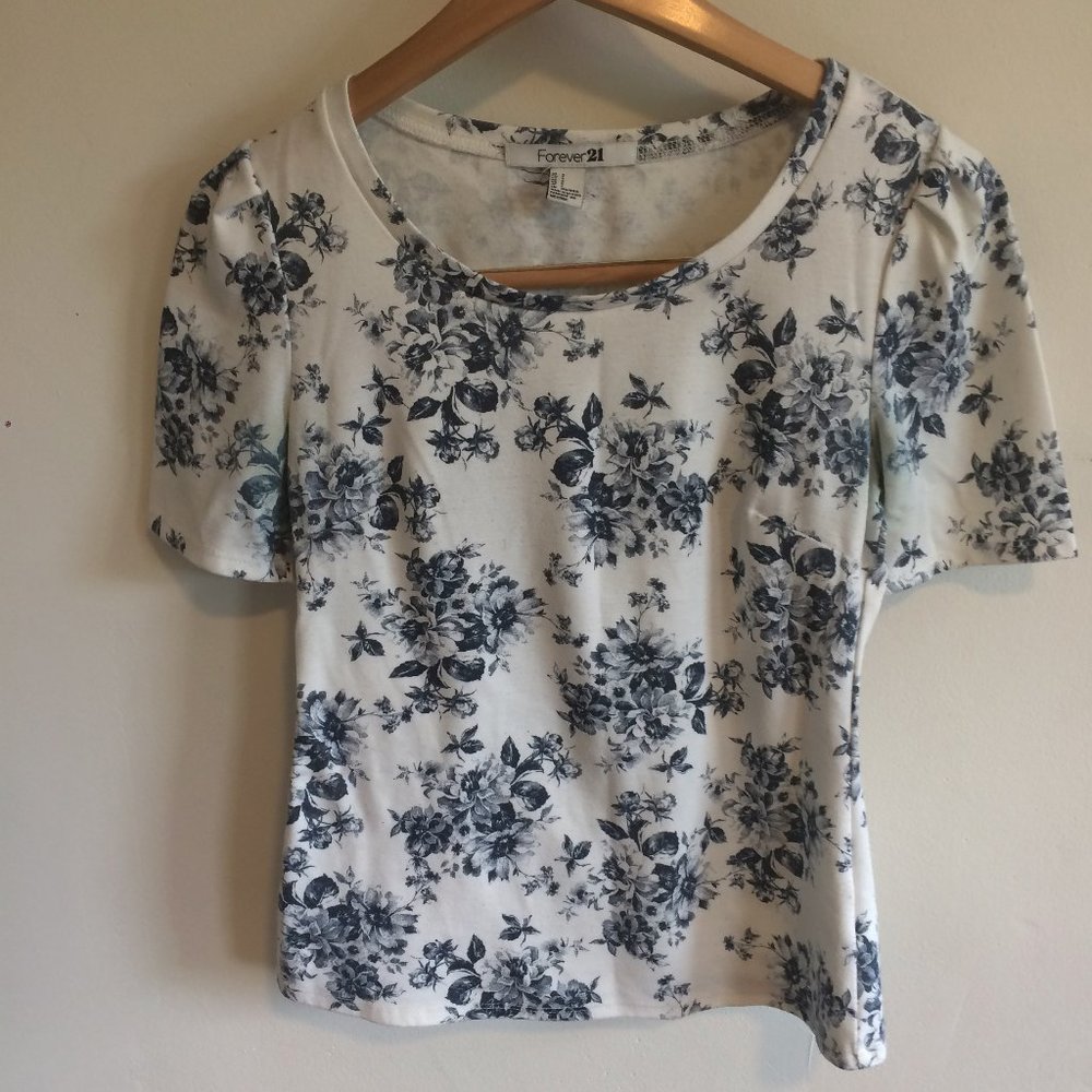 Forever 21 Blue and White Floral T-Shirt